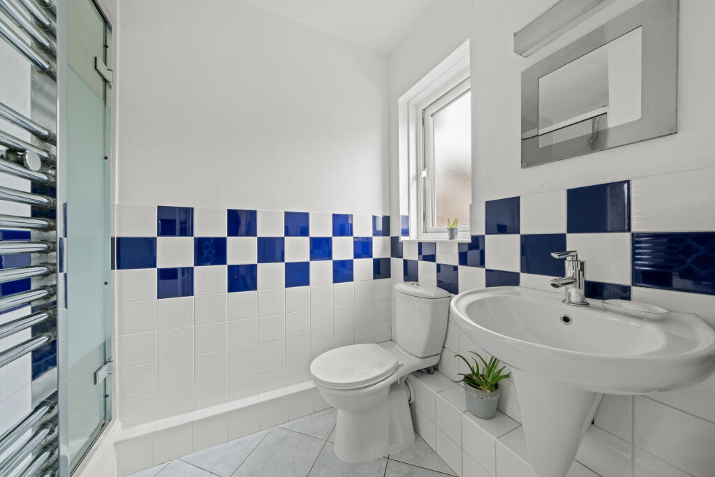 5 Summer Place KT15021