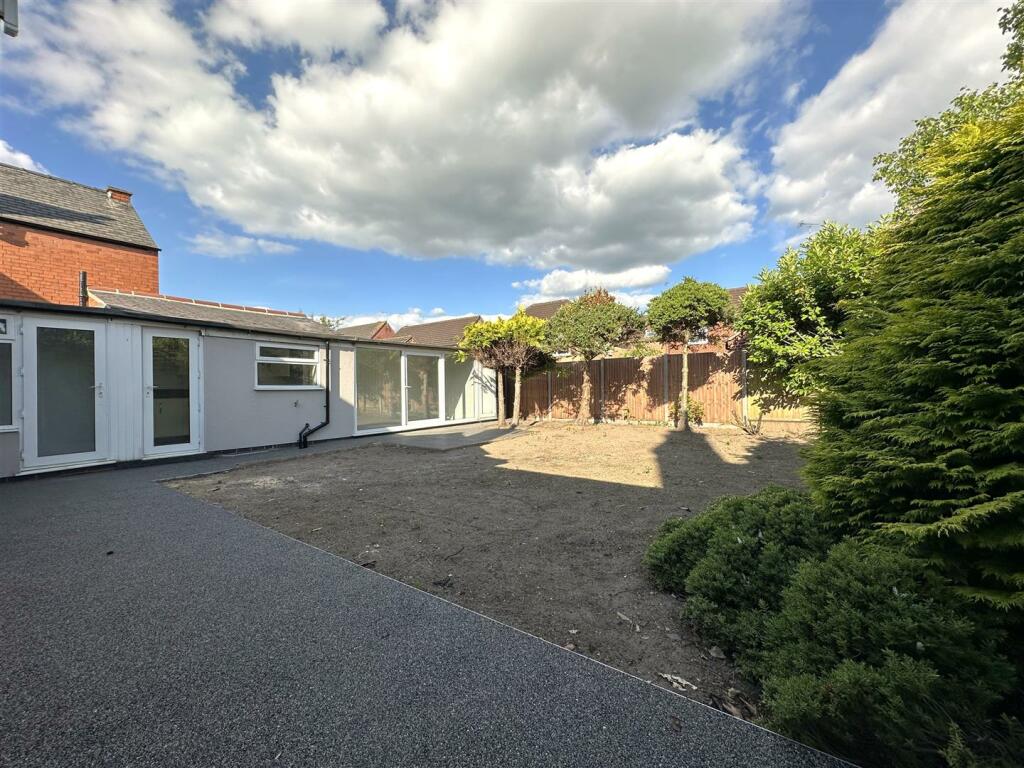 Enclosed Garden 902