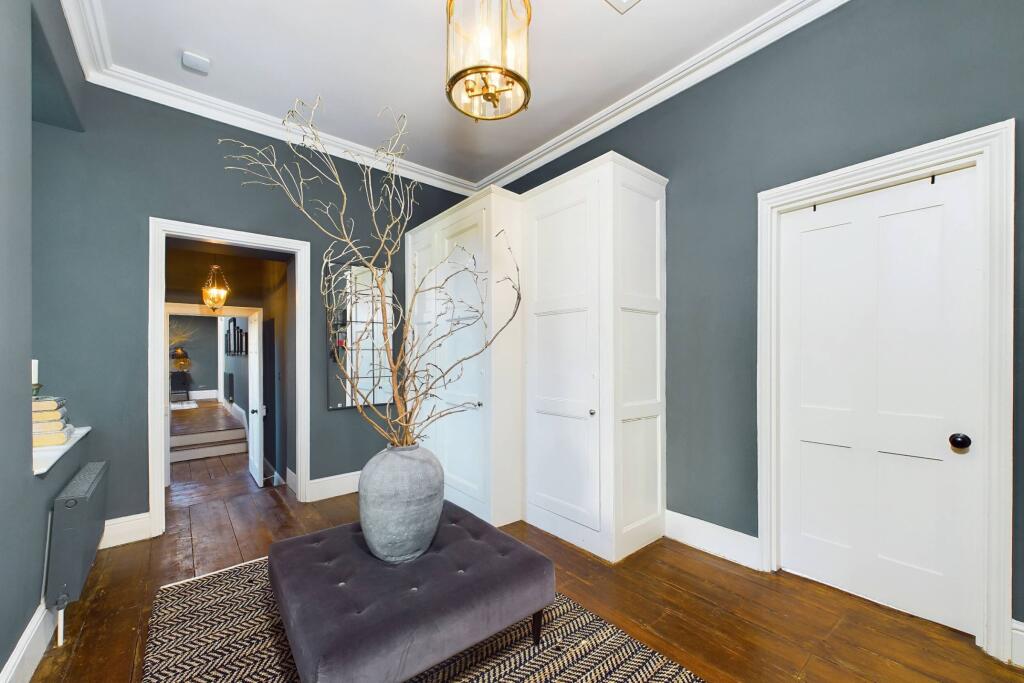 Lobby connecting gallery landing and service stair