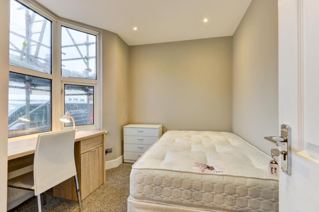 28 Caledonian Road Bedroom 1