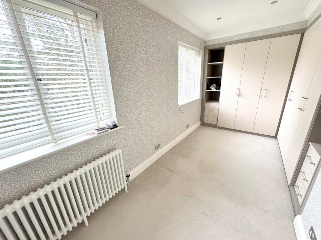 En suite dressing room 1