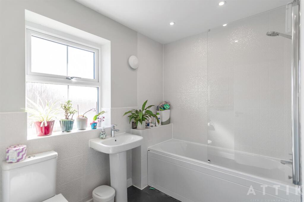 16 Wellington road, Attleborough, NR17 1GQ (19).jp