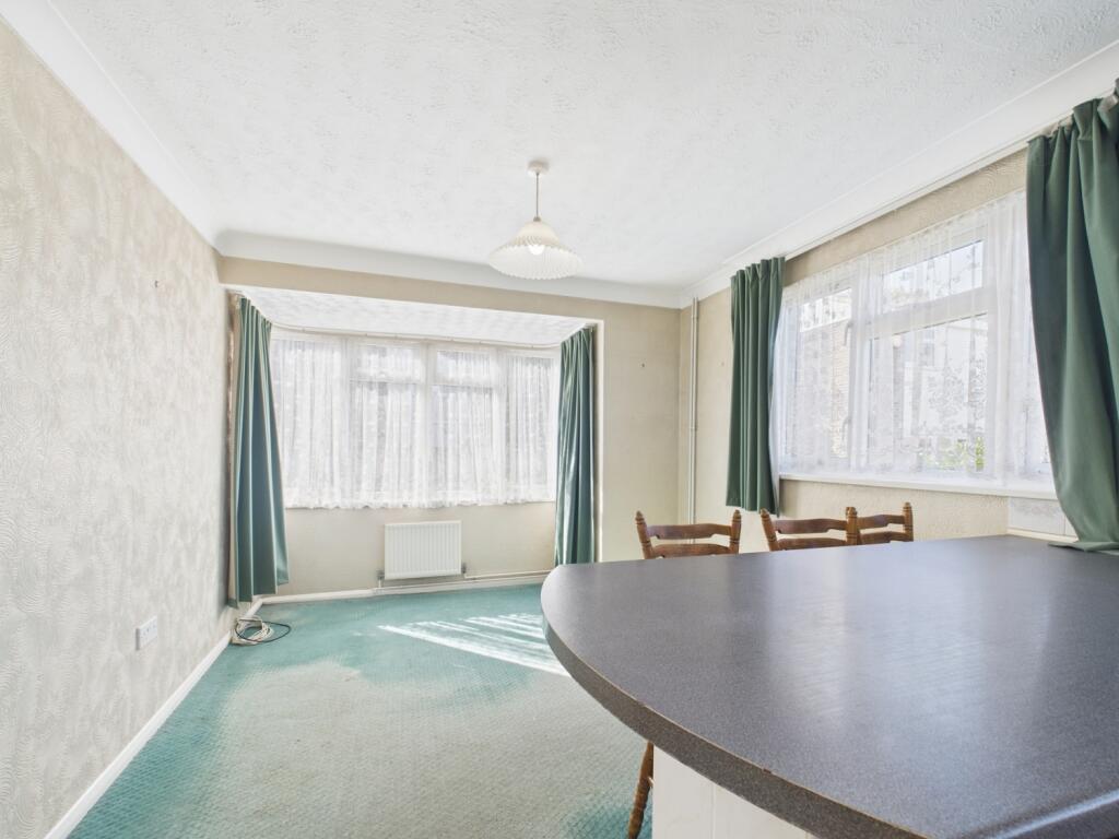 EweMove Basingstoke Estate Agents - Cleveland Clos