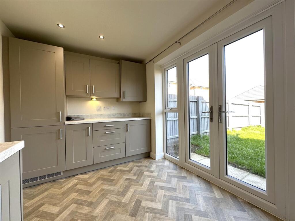 Extensive Contemporary Kitchen 158