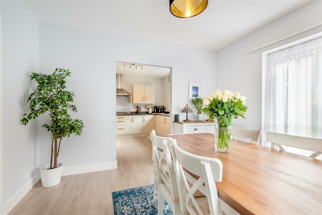 8588285-interior06.jpg