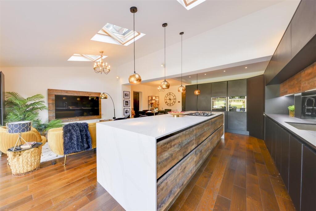 Kitchen alt.JPG