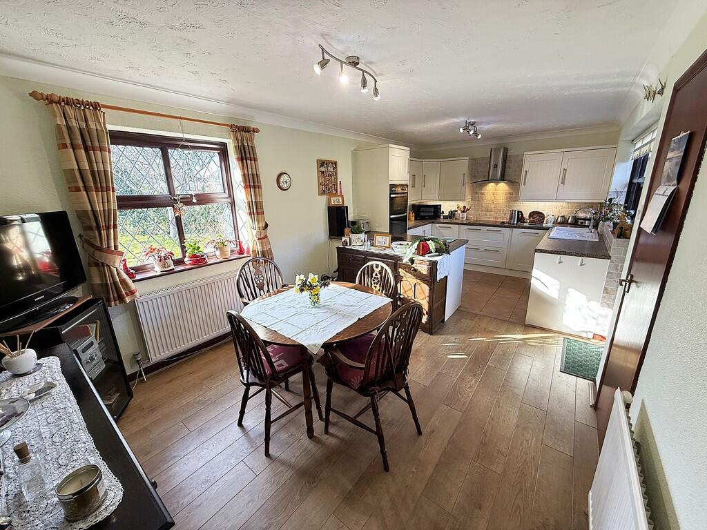 KITCHEN DINER 1