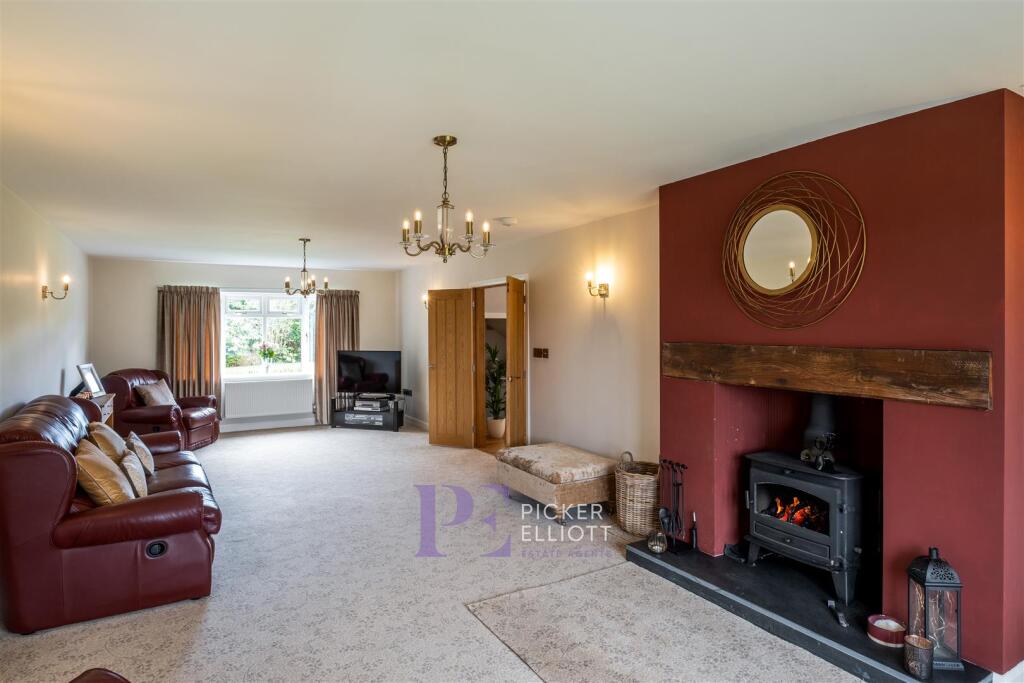 Spacious Through Lounge