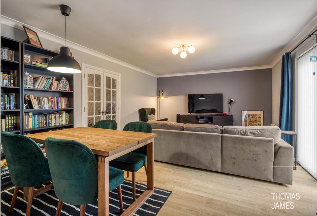 Cricketers Close, modern decor