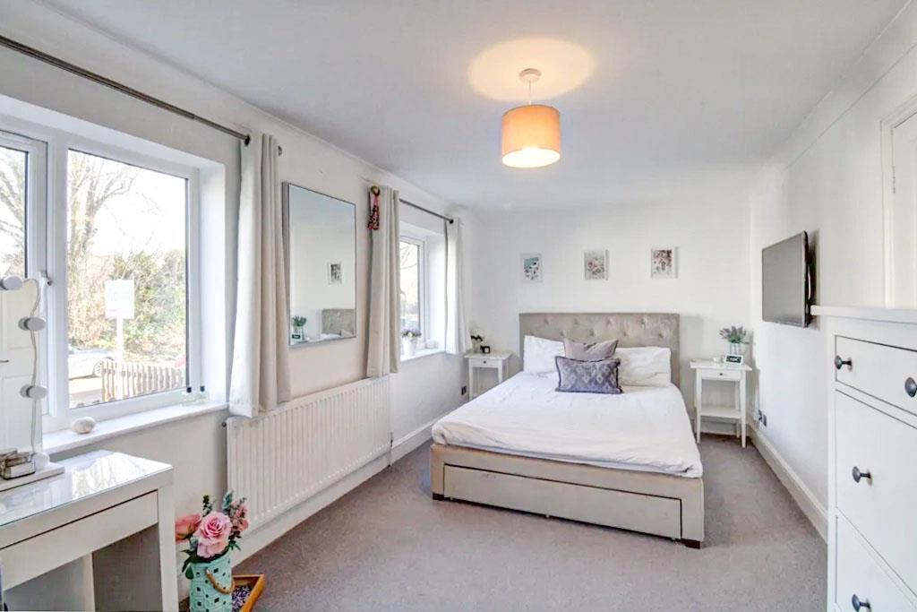37c7528a9db11bd46adcc4a056e71c63f09dc26f BEDROOM.j