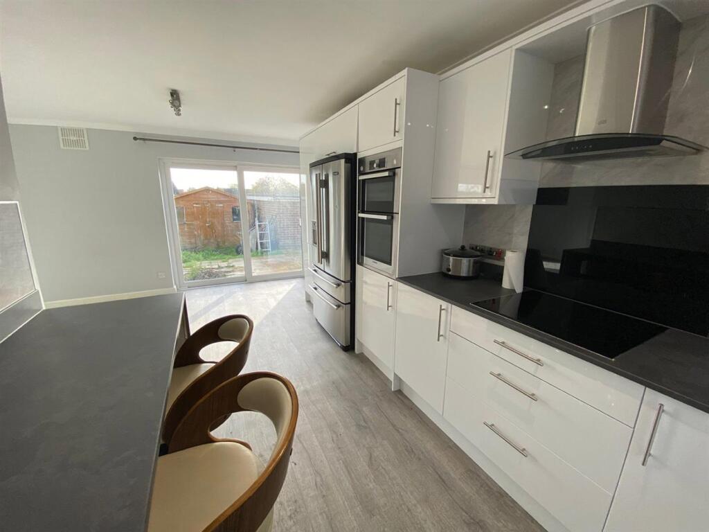 KITCHEN/DINER: