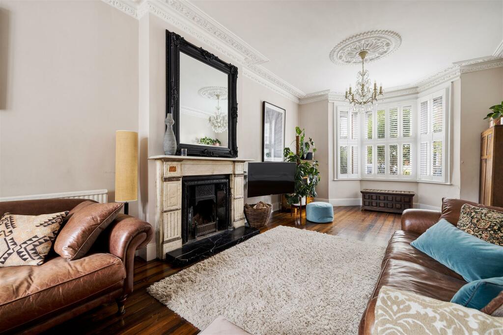 Clarendon Road, E18