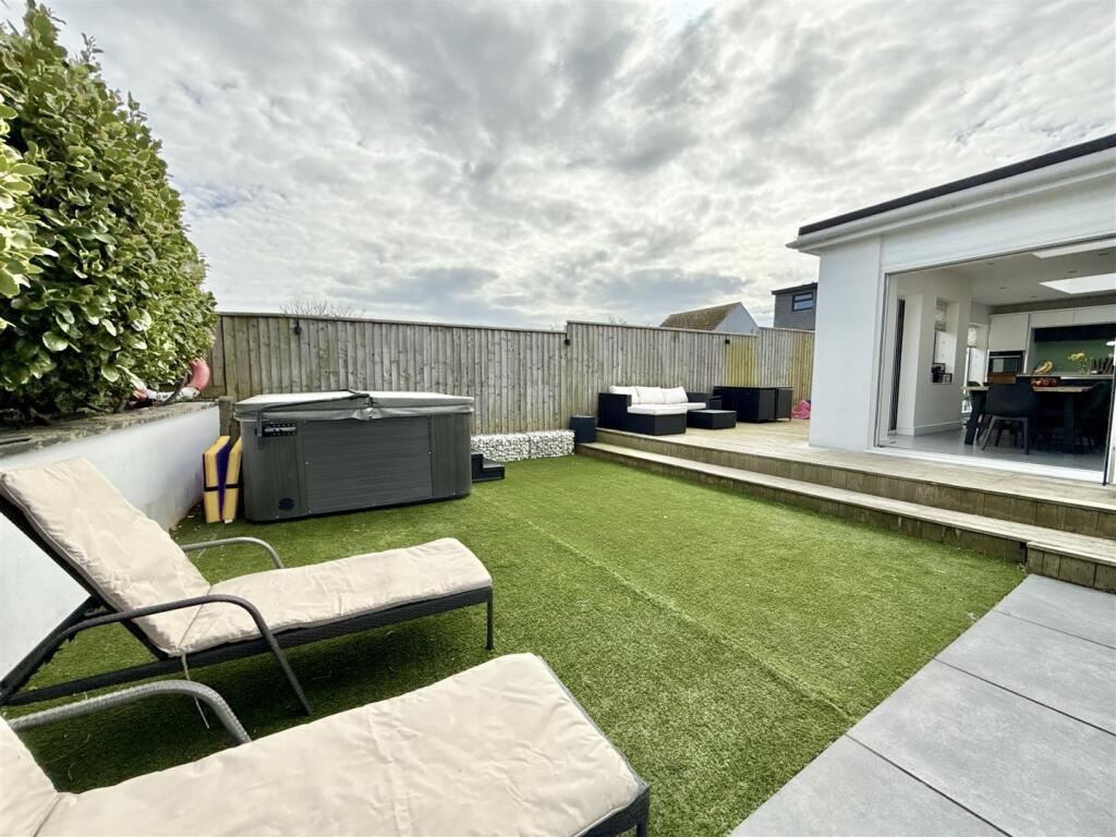 Garden Towards Dining Area.JPG