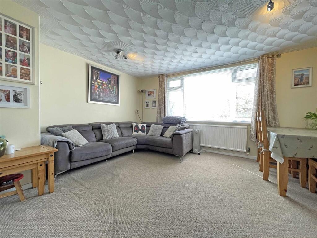 Vaasgo Close 8 - Lounge.jpg