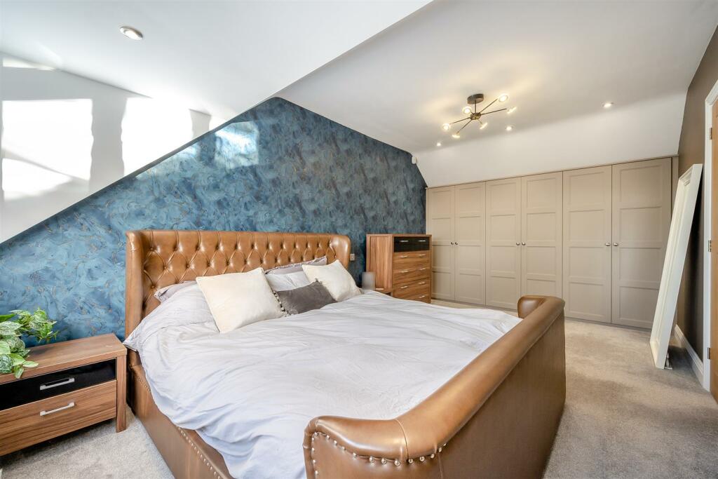 8593312-interior40.jpg