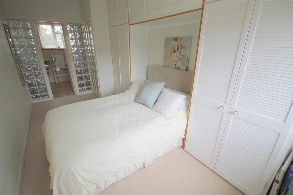 HR Bedroom 1i.JPG