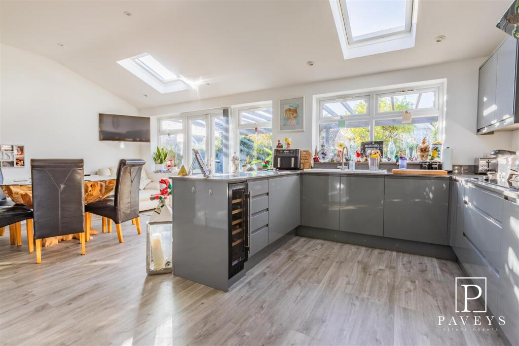 KITCHEN DINER &amp; UTILITY