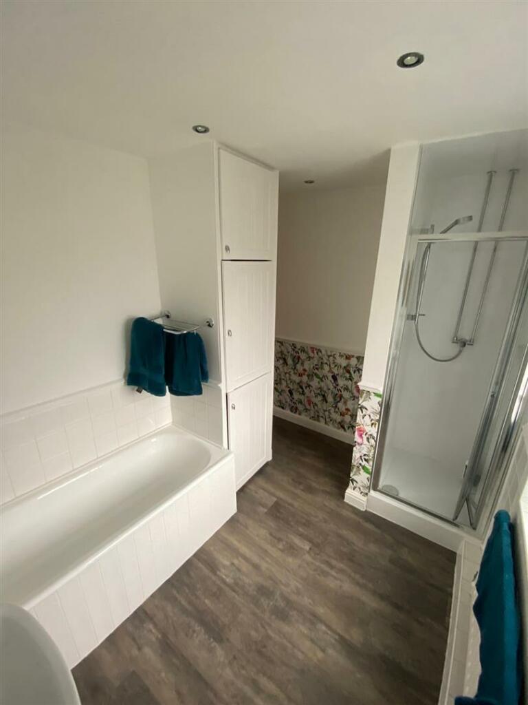 Main Bathroom.jpg
