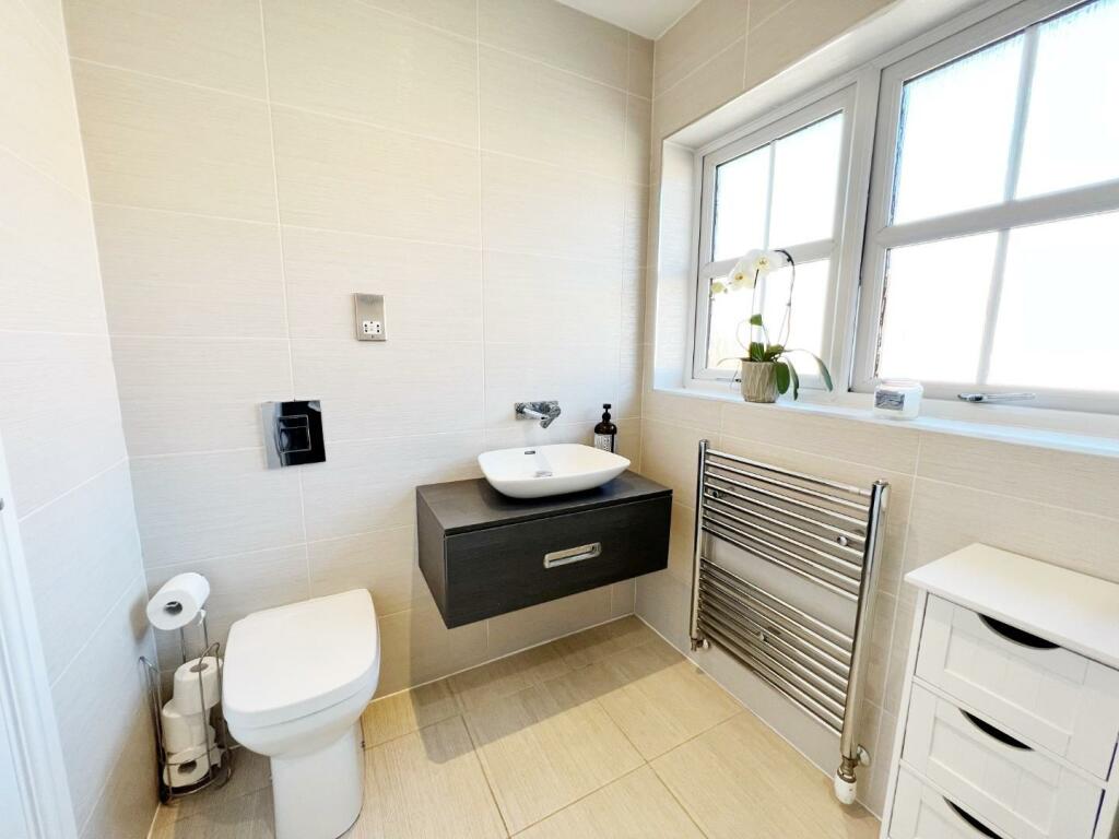 En Suite To Shower Room pic 2.jpg