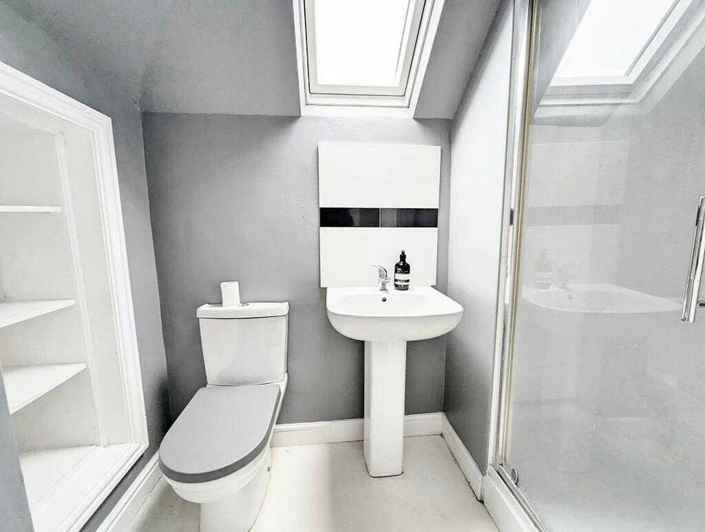 Master bedroom en-suite