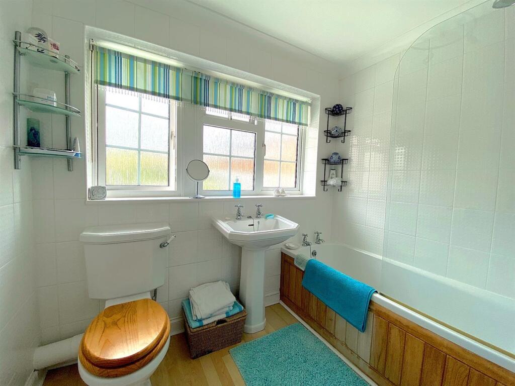 60 Links Drive - Bathroom.jpg