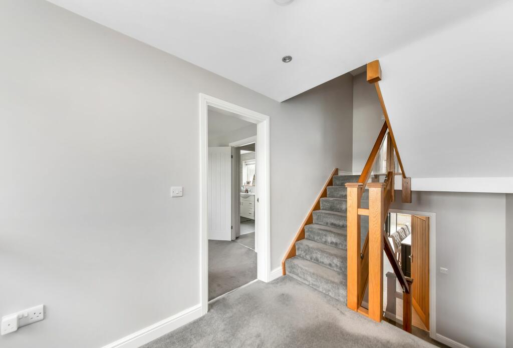 FIRST FLOOR LANDING