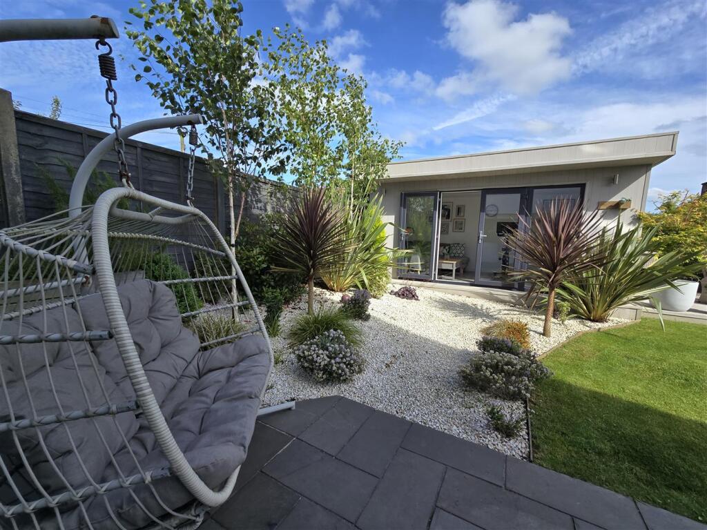 Garden / Outbuilding