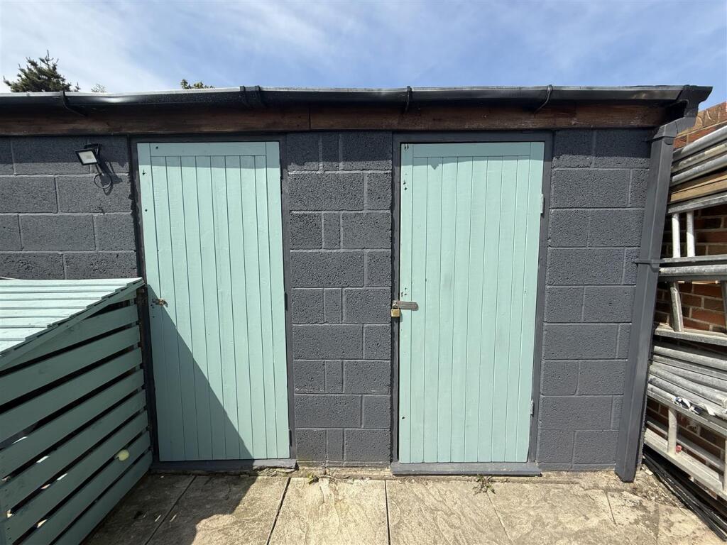 STORE &amp; GAMES ROOM