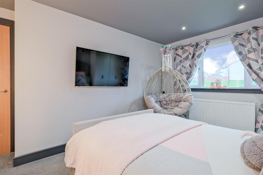 040-32 Kenmore Way, Carluke ML8 5RZ.jpg