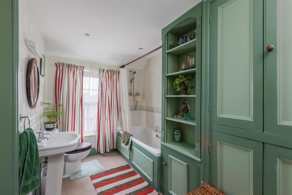 Rockery Cottage Bedroom 1-4.jpg