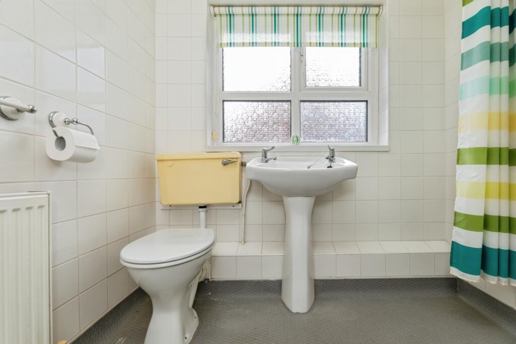 pbox-bathroom-330846.jpg