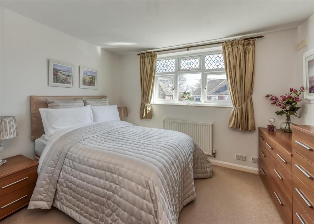 57 Queens Road-bed1a.jpg