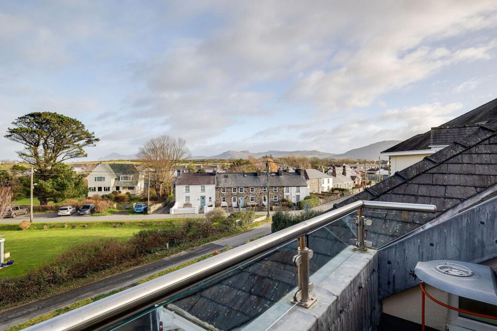 Apt 21 Tywod Arian, Tywod Arian Lon Golff, LL53