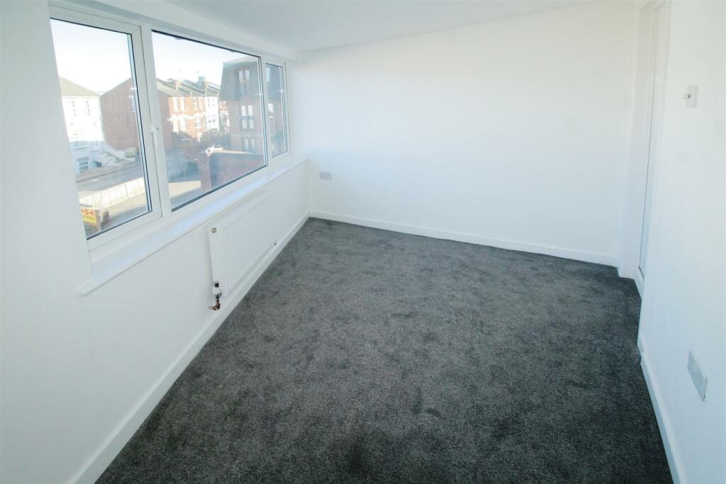 bedroom 202.JPG