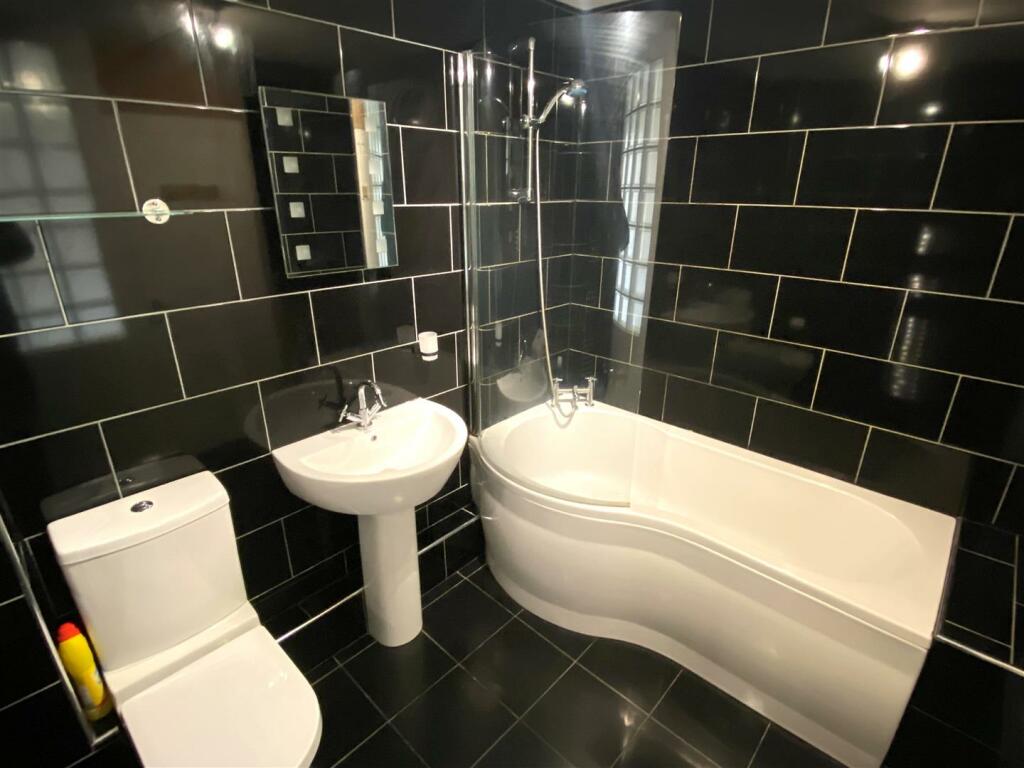 96 Trelawney Parc Bathroom