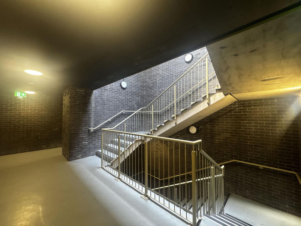 010582SPCSHIMG_5956206bw (2).jpg