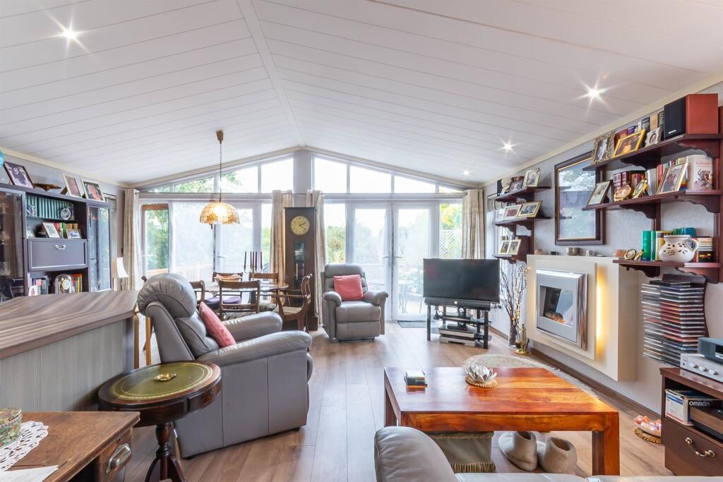 Lounge Dining Area
