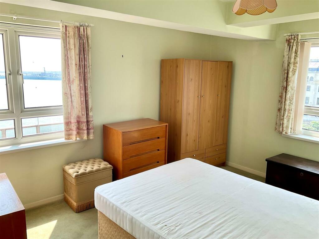 bedroom 1 pic2.jpg