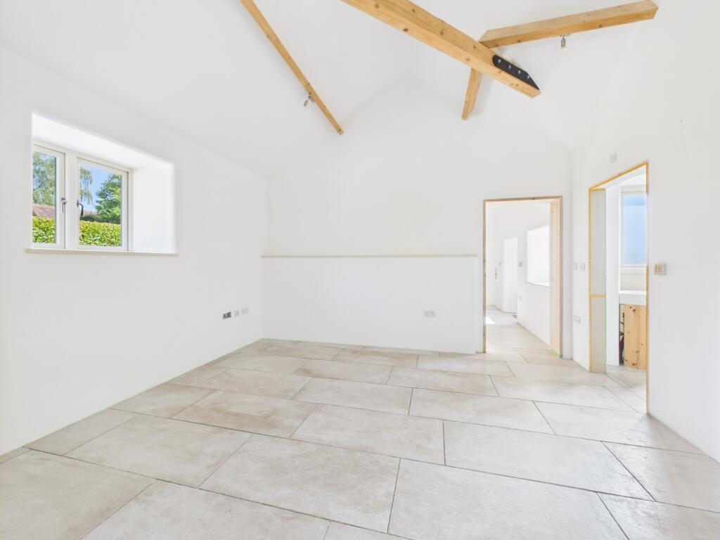 16. CAM04922G0-PR0042-STILL008