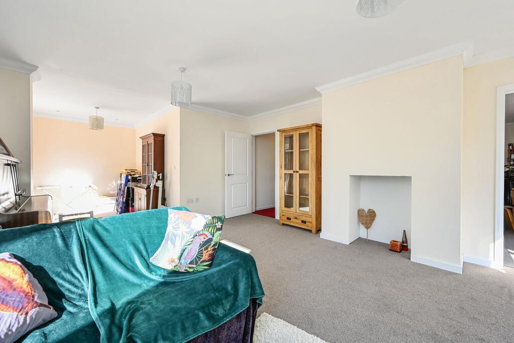 Lounge/Dining Area