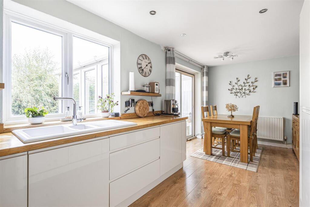13 Grenadier Road