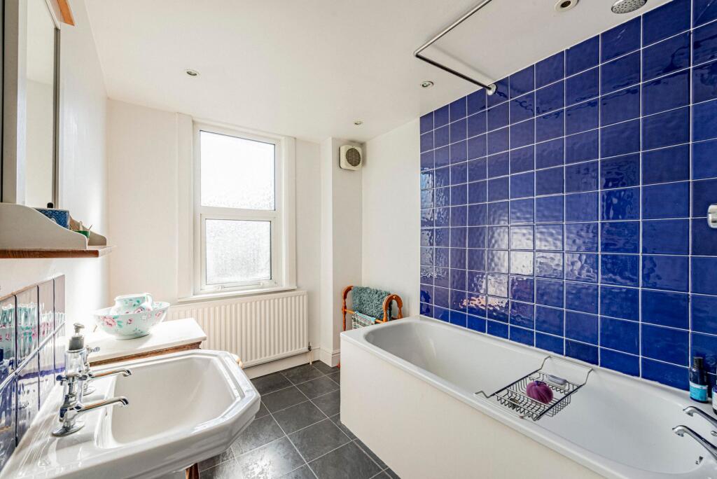 Bathroom W.C (1)