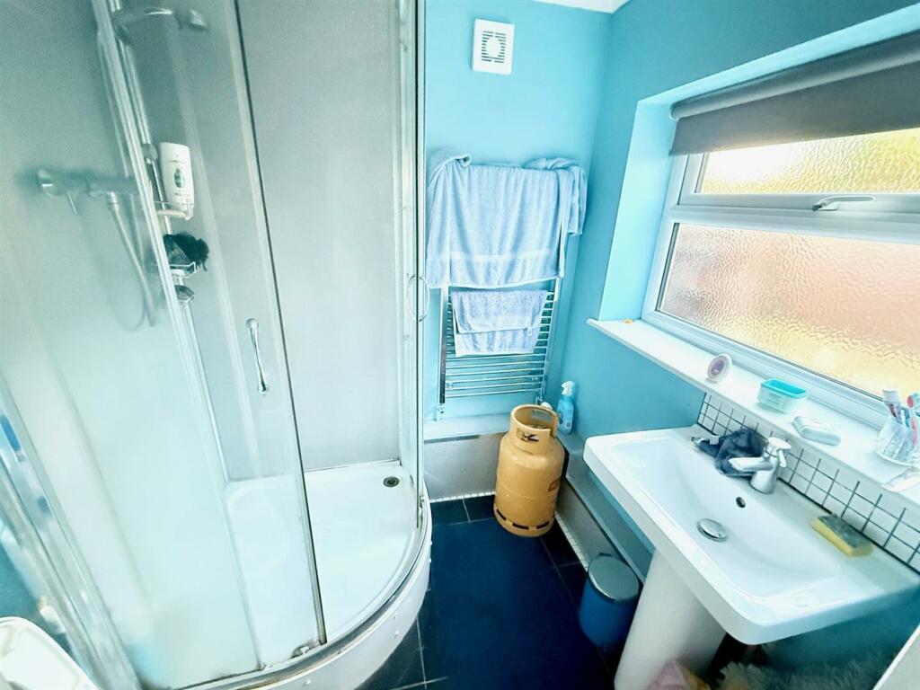 SHOWER ROOM.jpg