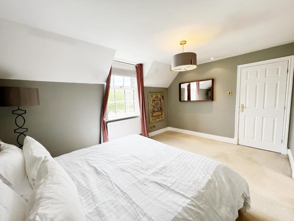Bedroom 1 pic 3.jpg