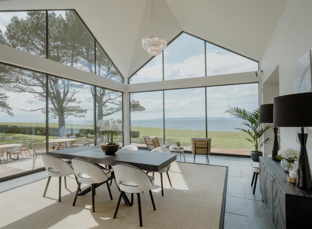 Breakfast/dining area