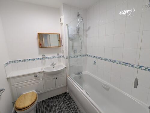 22 1 Duff Street bathroom.jpg