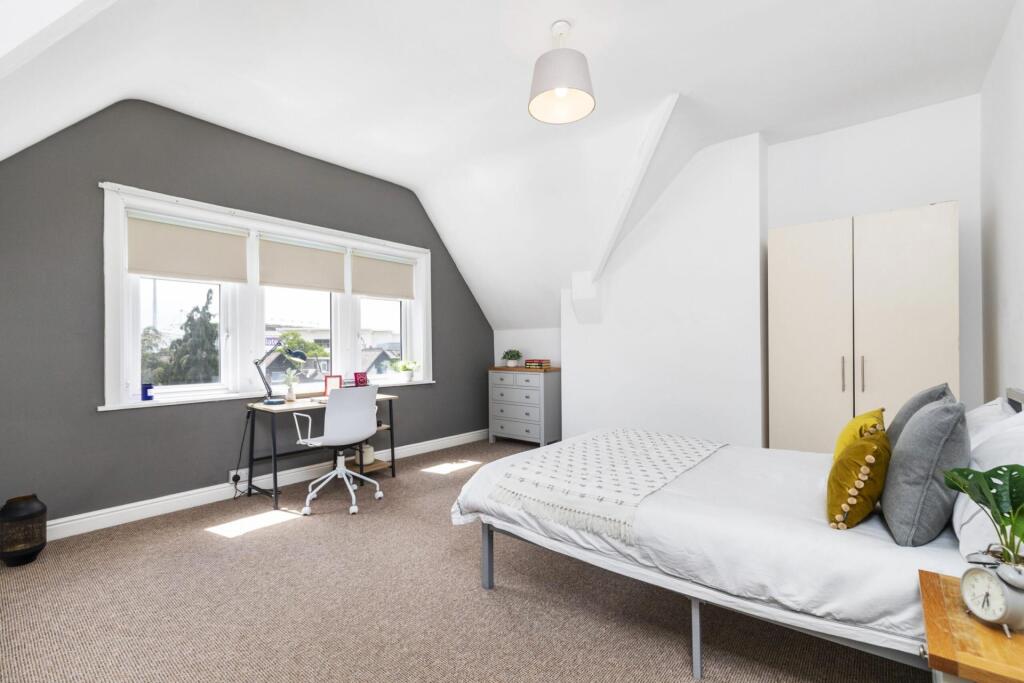Bright, well-presented double bedroom with a co...