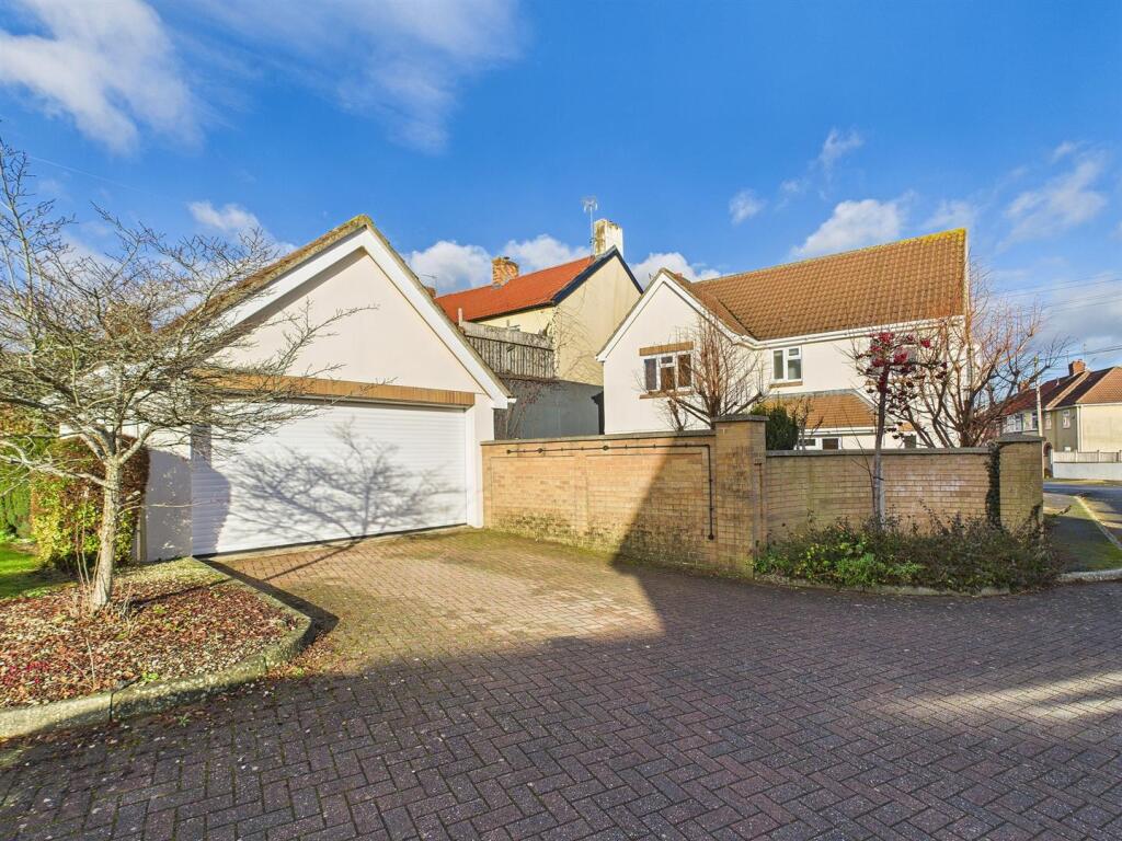 21 - 4 bed detached house.jpg