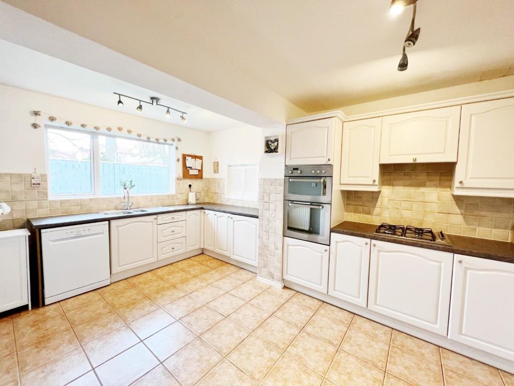 Kitchen pic 2.jpg