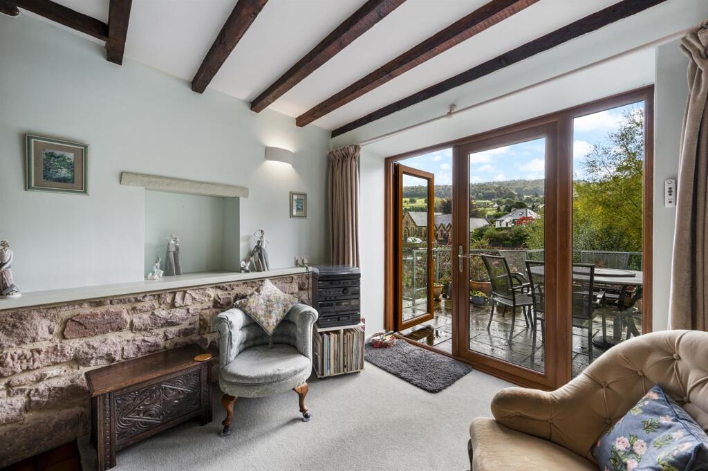 Lounge towards balcony and view.jpg